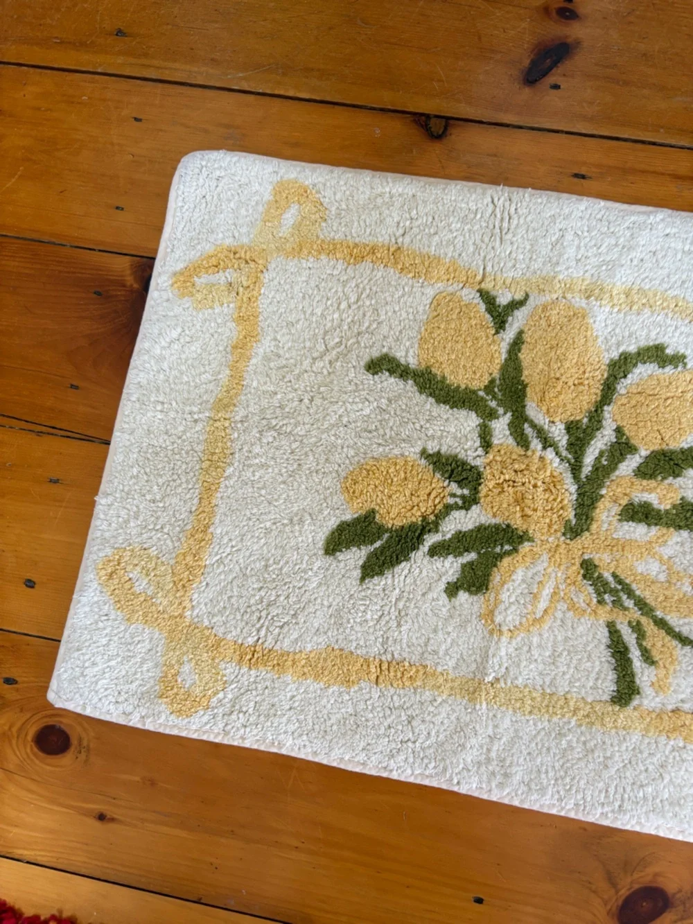 NWT Urban Outfitters Tulip Bunch Plush Tufted Bath Mat